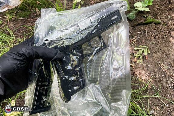 CBŚP rozbiło zbrojną grupę przestępczą. 10 zatrzymanych, broń i narkotyki