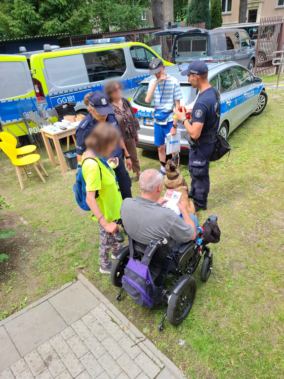 Dzielnicowi z wizytą w DPS na os. Sportowym. Radzili seniorom