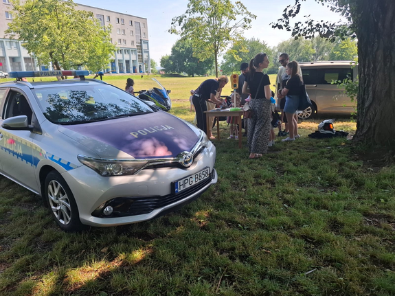 Piknik integracyjny na Skwerze Budowniczych Nowej Huty z policją