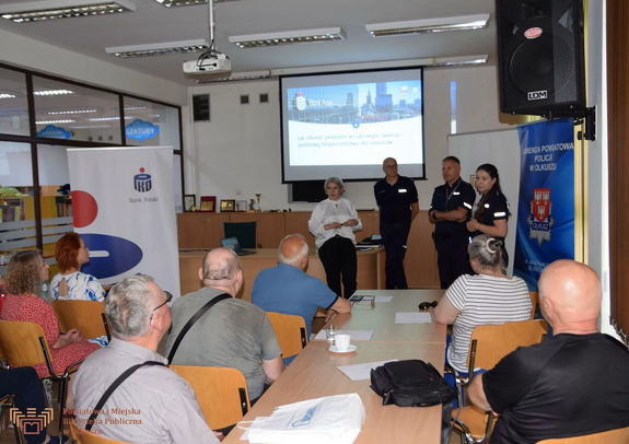 Policja i bank edukowali seniorów w Olkuszu. Chodzi o cyberbezpieczeństwo