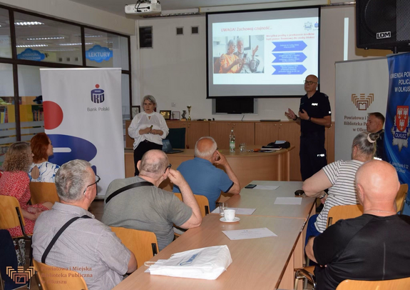 Policja i bank uczyli seniorów w Olkuszu, jak nie dać się oszukać