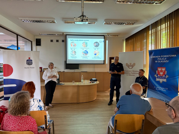 Policja i PKO Bank edukują seniorów przed cyberzagrożeniami w Olkuszu