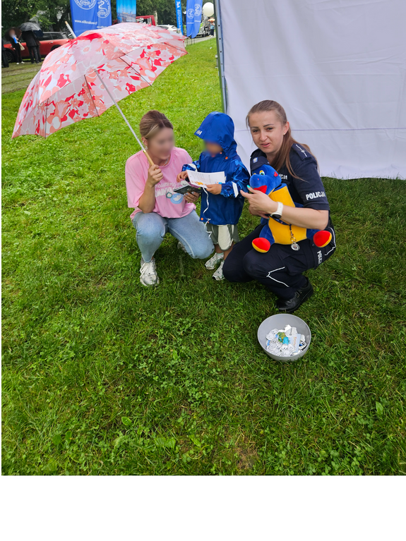 Policja na pikniku w Parku Strzeleckim. Psy służbowe przyciągały dzieci