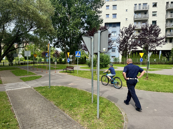 Policjanci egzaminowali młodych rowerzystów. Karty rowerowe dla uczniów szkół