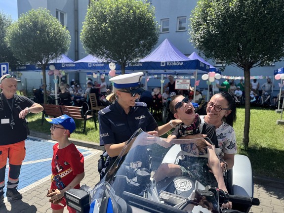 Policjanci z drogówki odwiedzili Dom Pomocy Społecznej na ul. Łanowej