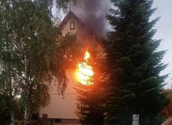 Policjanci z Myślenic uratowali dwie osoby z płonącego domu