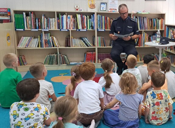 Policjant z Tarnowa czytał bajki przedszkolakom z Mościc