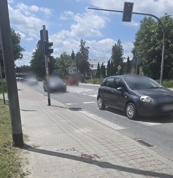 Potknął się na przejściu dla pieszych w Nowym Targu. Pomogli policjanci