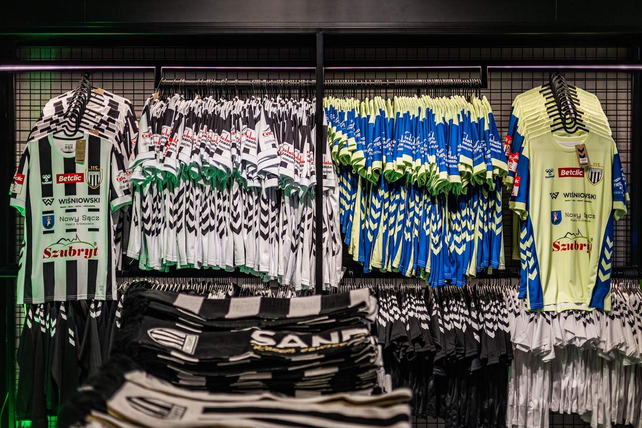 Sandecja Nowy Sącz kończy współpracę z Hummel. Nowy sponsor już jutro