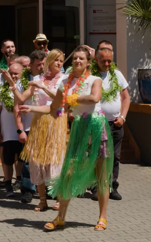 Tropikalna Integracja w DPS Nowodworze. Mieszkańcy bawili się przy hawajskiej muzyce