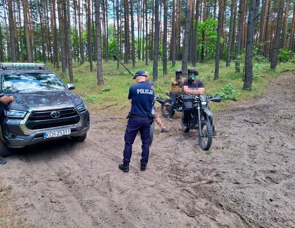 Trzy mandaty za motocykle w lesie. Policja zatrzymała też poszukiwanego