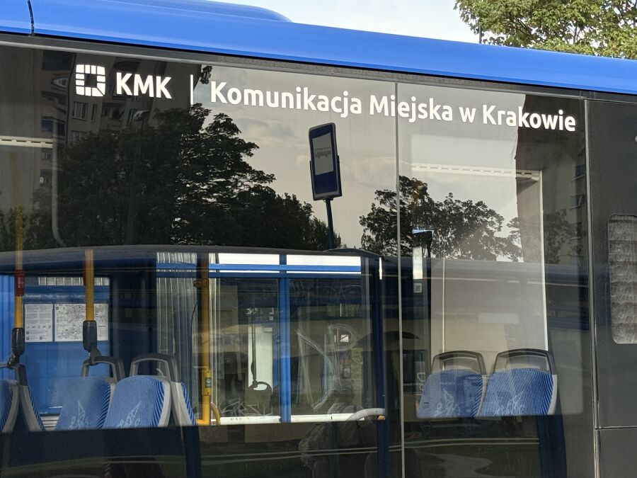 Wakacyjne rozkłady jazdy w Krakowie - częstsze kursy i nowe nazwy