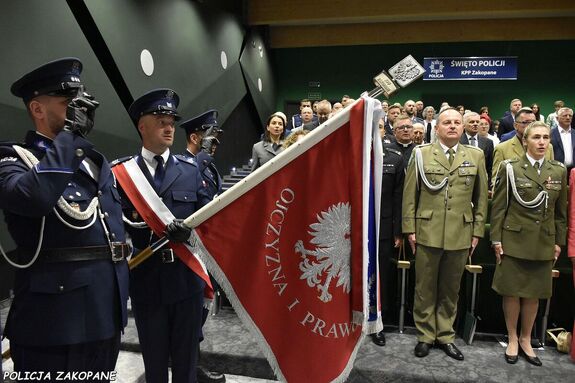 32 policjantów awansowano w Zakopanem. Obchody Święta Policji pod Tatrami