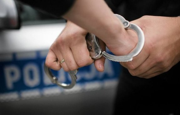 40-latek z Chrzanowa uszkodził auto i próbował przekupić policjantów