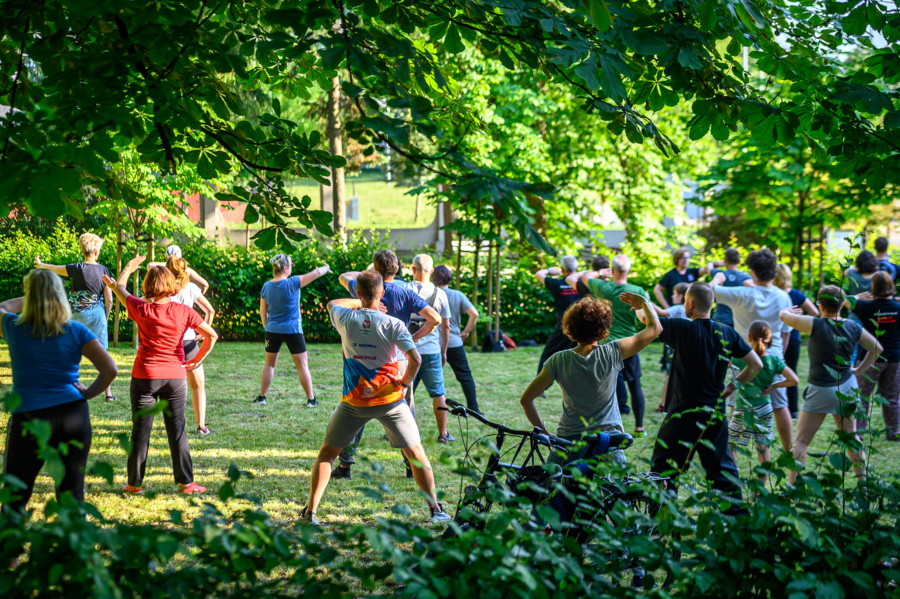 Darmowe zajęcia z Tai Chi na skwerze obok BWA
