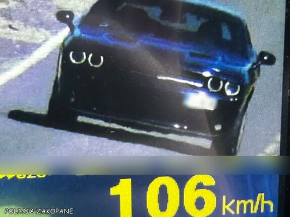 Dodge pędził 106 km/h w terenie zabudowanym. Kierowca stracił prawo jazdy