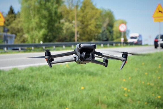 Dron policyjny złapał 16 kierowców przejażdżających na czerwonym w Myślenicach