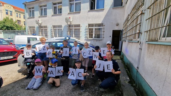 Dzieci z półkolonii poznawały pracę policjantów w komisariacie