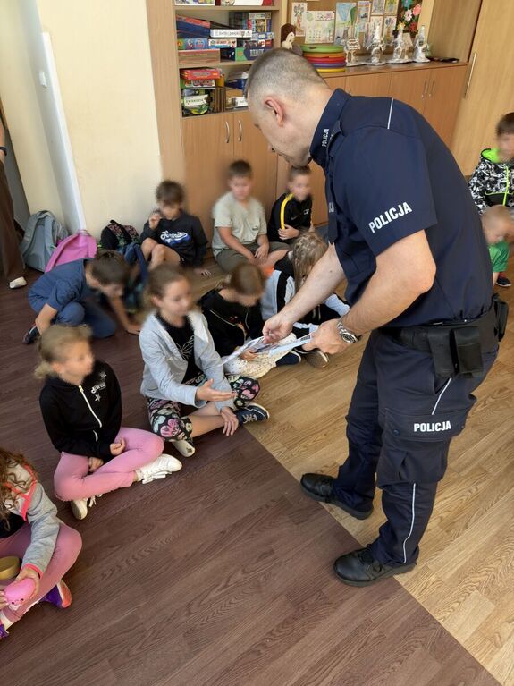 Dzielnicowi rozmawiali o bezpiecznych wakacjach z uczniami w Łękawicy