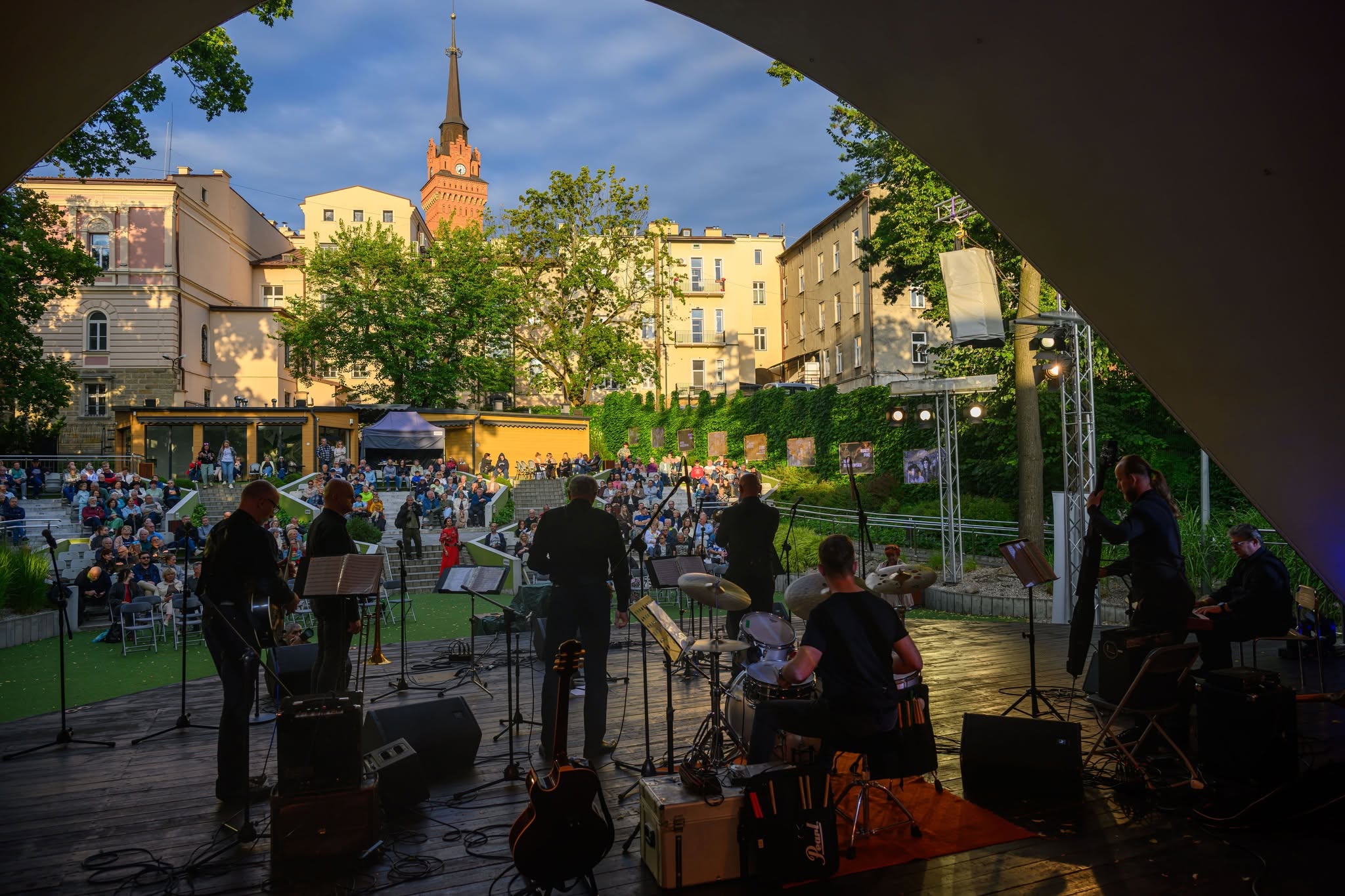 Jazz w Amfiteatrze Letnim Tarnowa. Parada i dwa zespoły
