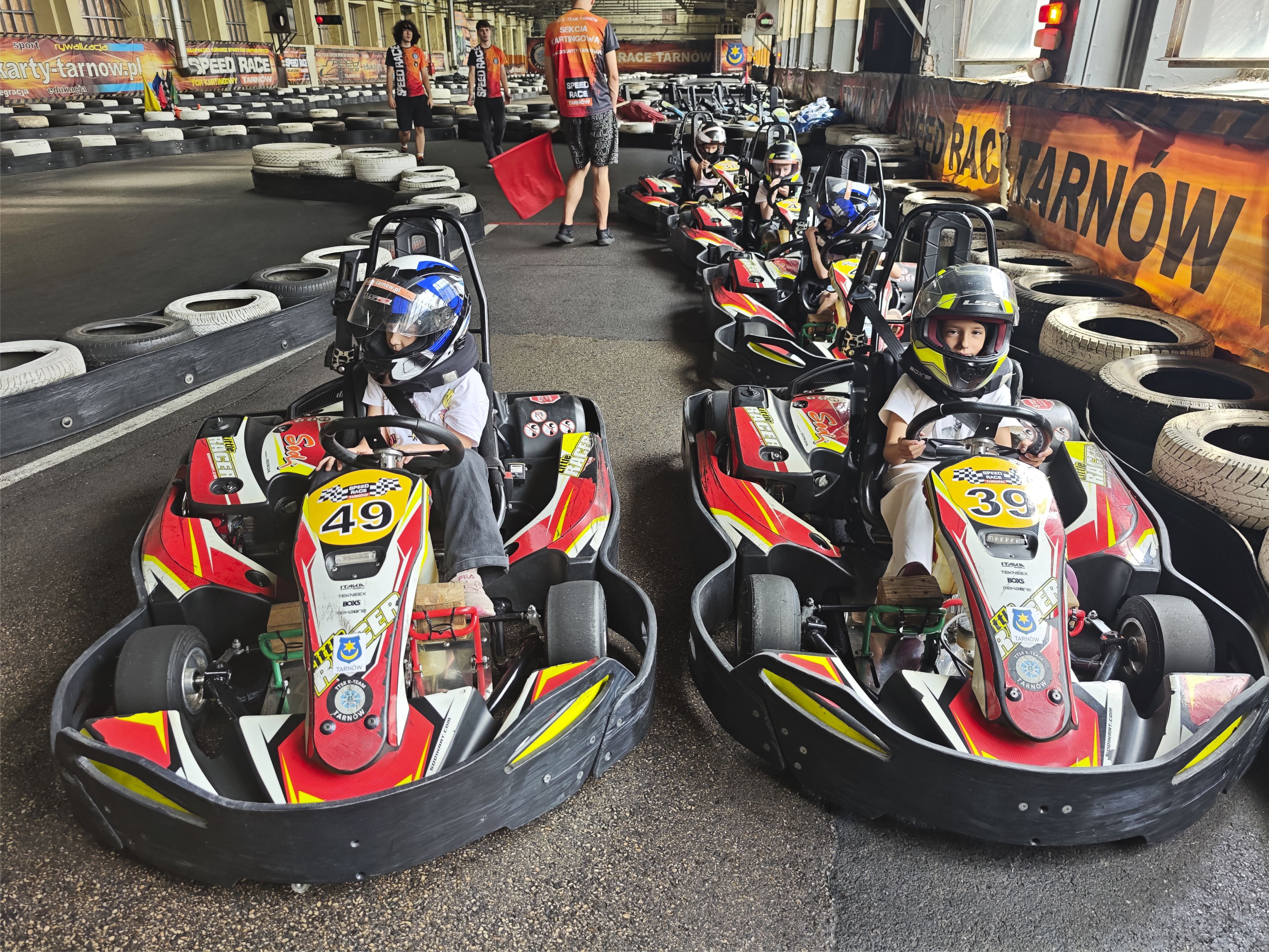Karting i bezpieczeństwo. Wakacyjne zajęcia dla młodzieży w Tarnowie