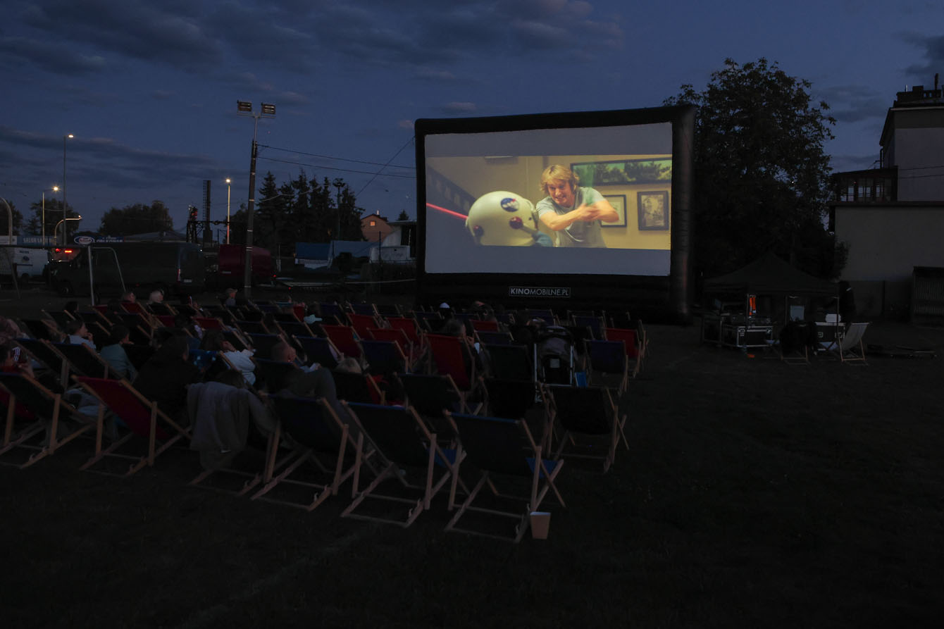 Kino plenerowe na boisku KS Metal. Darmowy popcorn dla widzów