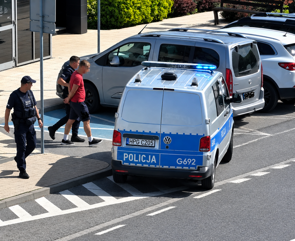 Kradzież rozbójnicza w markecie. Dąbrowska policja zatrzymała podejrzanego