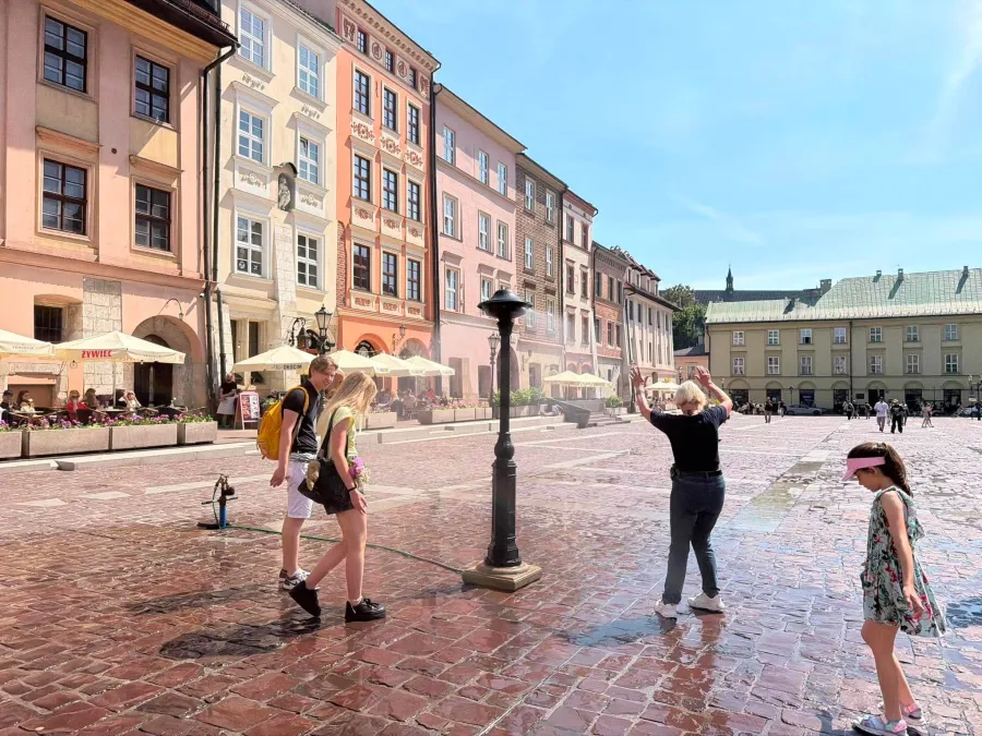 Kurtyny wodne i beczkowozy. Kraków chłodzi się w upały
