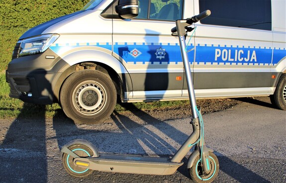 Mandat za jazdę hulajnogą elektryczną po ulicy w Chełmku