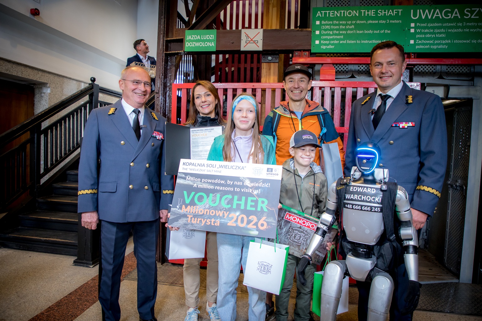Milionowy turysta w Kopalni Wieliczka. Złoty Bilet i robot-influencer na uroczystości