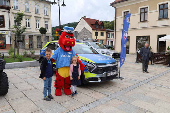Piknik "Bezpieczne wakacje" na rynku w Suchej Beskidzkiej
