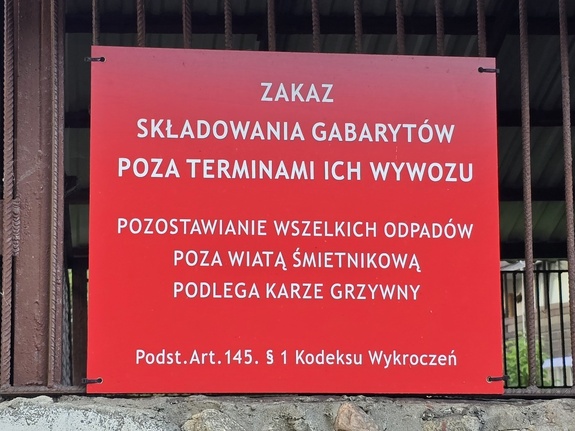Podrzucanie śmieci to nie psikus. Policja przypomina o karach