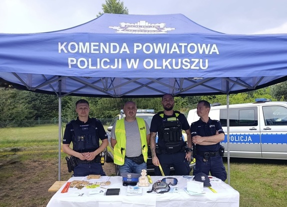 Policja uczy bezpieczeństwa podczas wakacji. Piknik w Kwaśniowie Górnym