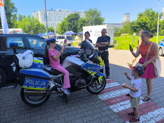 Policjanci Krakowa promowali bezpieczeństwo podczas pikniku "Powitanie lata"