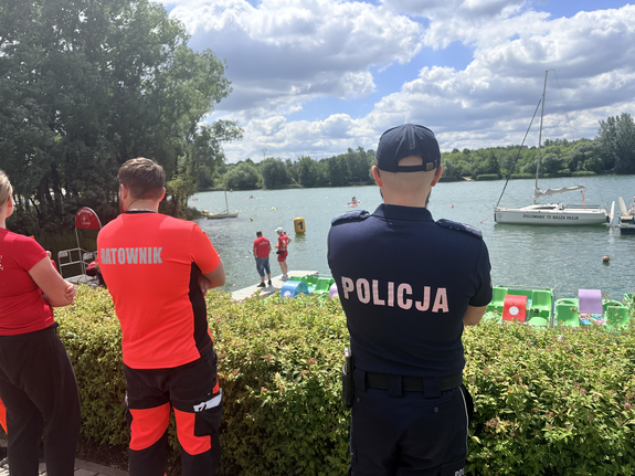 Policjanci przypominali o bezpieczeństwie na Bagrach podczas Slow Swimming