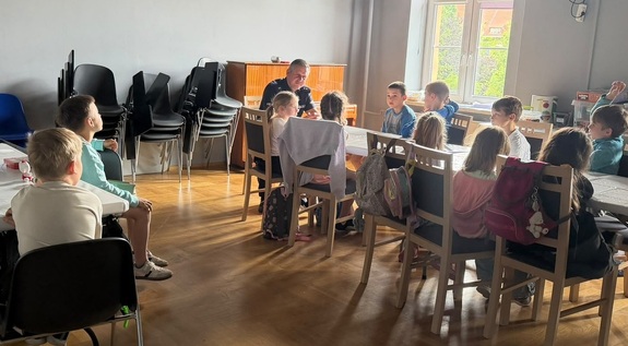 Policjanci uczą dzieci, jak bezpiecznie spędzić wakacje