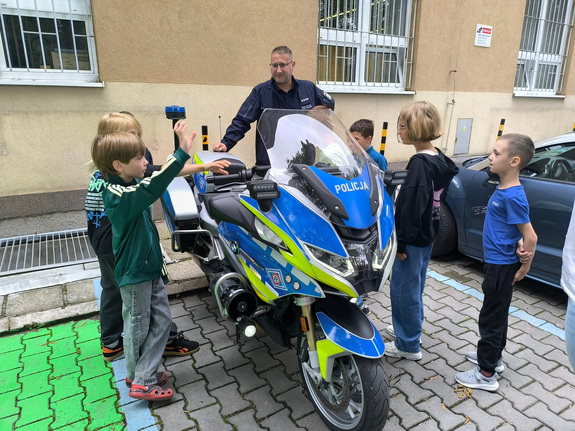 Policjanci uczą dzieci zasad bezpieczeństwa w wakacje