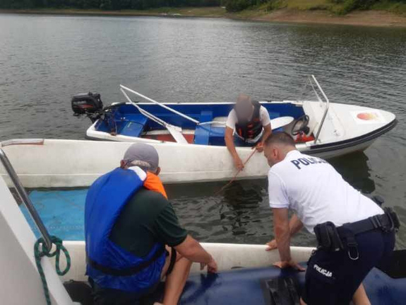 Policjanci uratowali sternika przewróconego katamaranu na Jeziorze Mucharskim