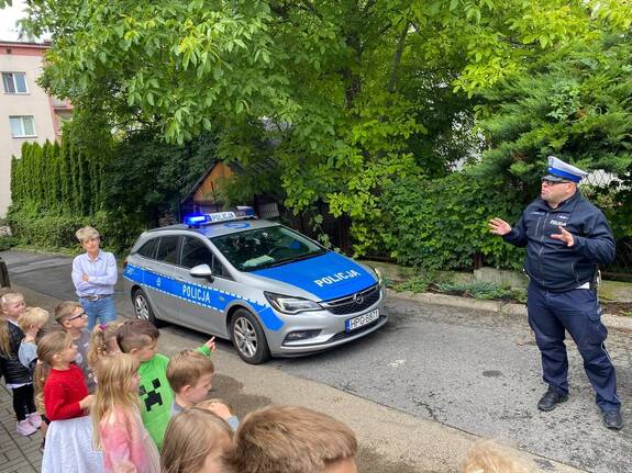 Policjanci z Chrzanowa uczyły przedszkolaków zasad bezpiecznego zachowania