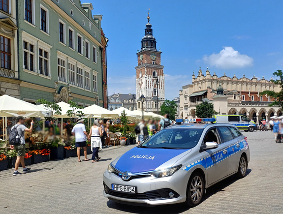 Policjanci z Krakowa edukują zagranicznych turystów o bezpieczeństwie