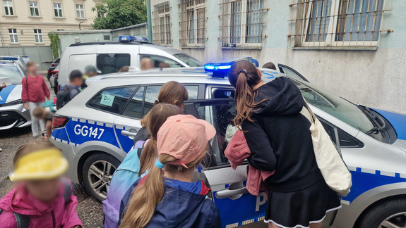 Policjanci z Krakowa udzielają porad bezpieczeństwa dzieciom i młodzieży na wakacje