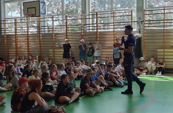 Policjant rozmawiał z dziećmi o bezpieczeństwie podczas wakacji