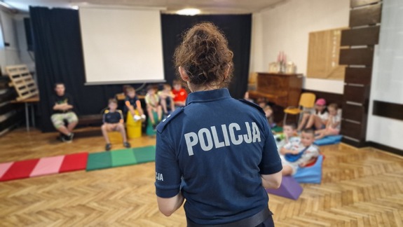 Policjantki uczyły dzieci bezpieczeństwa na wakacjach