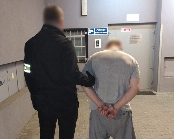Poszukiwany ukrył się na dachu. Policja zatrzymała 50-latka w Krakowie