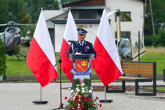 Powiatowe Obchody Święta Policji w Szaflarach. Przelot samolotu i śmigłowce