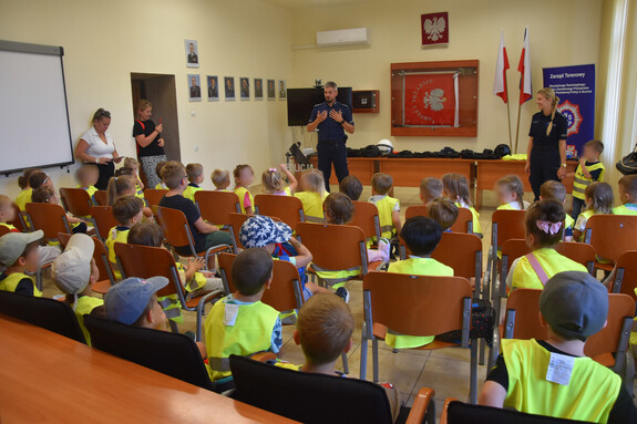 Przedszkolaki odwiedzily policję w Bochni. Uczyły się bezpieczeństwa w lecie