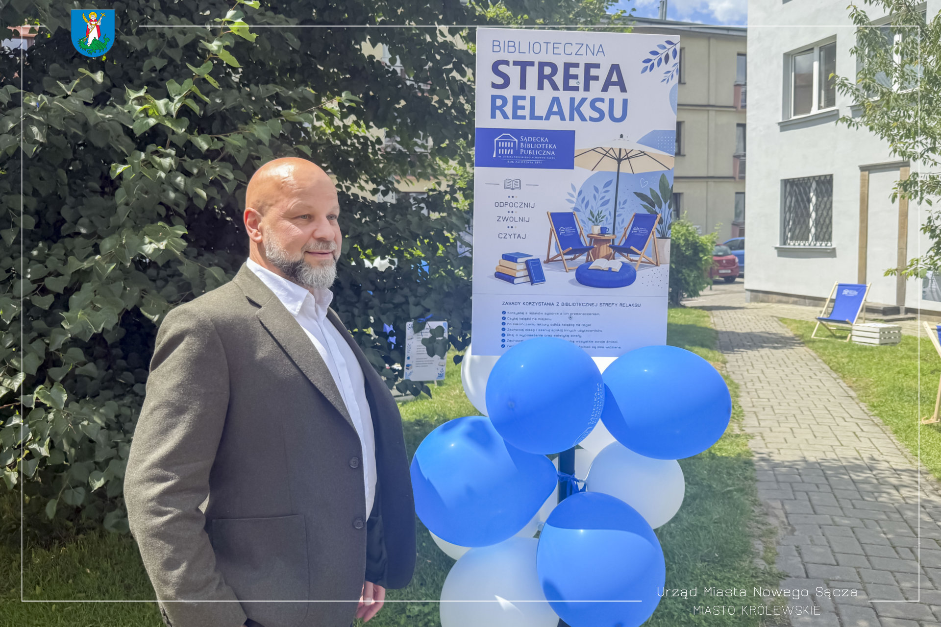 Sądecka biblioteka otwiera Strefę Relaksu. Leżaki i wiersze na drzewach