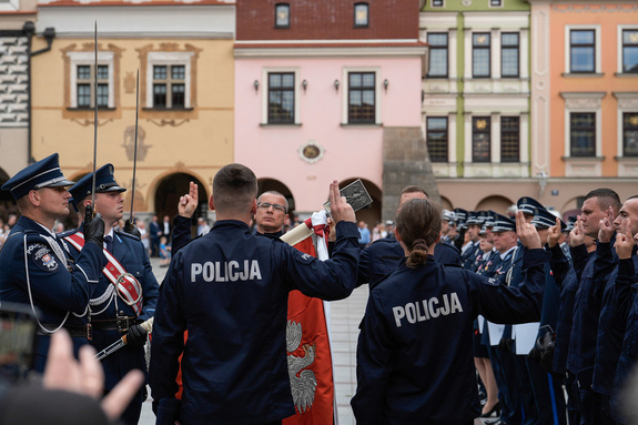Święto Policji w Tarnowie. Medale, awanse i ślubowanie nowych funkcjonariuszy