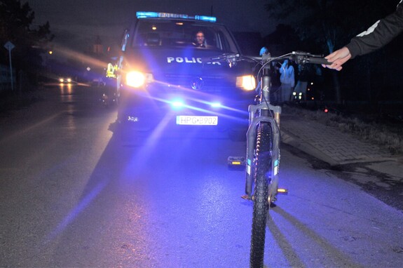 Wypadek nastolatków na rowerze i hulajnodze. 13-latek bez kasku w szpitalu