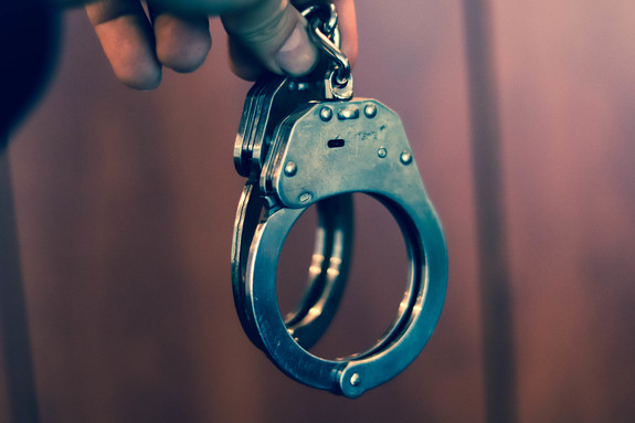42-latek z Mucharza usłyszał pięć zarzutów. Zaatakował sąsiada i groził policjantowi